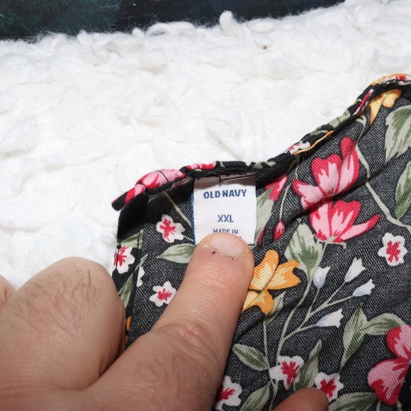 Women’s Old Navy Sleeveless Floral Blouse - Picture 2 of 2